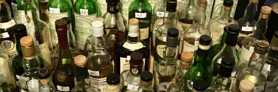 Ein Stand mit alten und raren Whiskyflaschen auf einer Whiskymesse