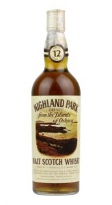 Eine Flasche Highland Park 12 für Ferraretto Import. Auf dem Label ist die Küste von Orkney zu sehen.