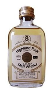 Eine Flasche Highland Park 8 mit 57% in Miniaturform.