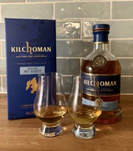 Eine Flasche Kilchoman 2011/2012, der passende Karton und zwei eingeschenkte Gläser