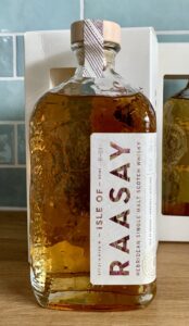 Eine Flasche Raasay Single Malt Batch R-01