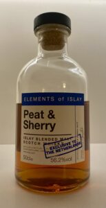 Eine Flasche Peat & Sherry von Elixir Distillers für Bresser & Immer