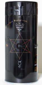 Eine Umverpackung des Black Art 05.1, aus Blech und wie die Flasche ebenfalls in Schwarz gehalten mit mystischen Symbolen.
