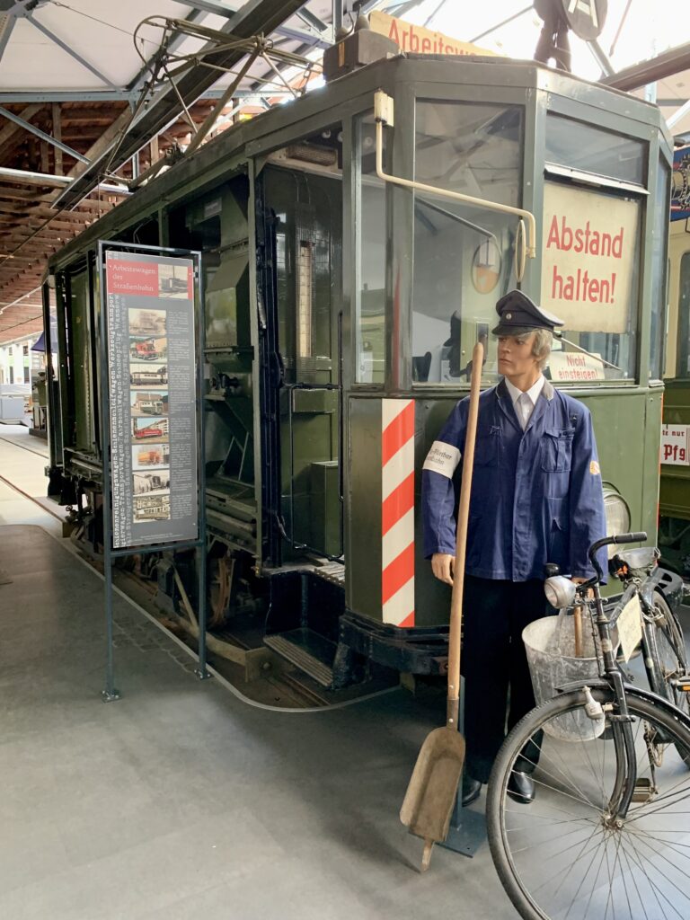 Weitere Tram im Museum des Straßenbahndepots