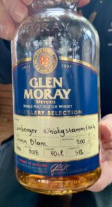 Eine Flasche Glen Moray 2006handabgefüllt in der Destillerie