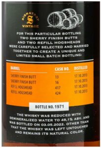 Das Etikett der Flaschenrückseite mit der Beschreibung der verwendeten Fässer: Refill Hogshead Nr. 417 & 424 sowie Finishes in den Sherry Butts Nr. 13 & 16