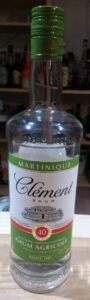 Eine Flasche Clément Rhum Agricole Blanc - das Destillat ist nicht weiß, wie der Name es andeutet, sondern transparent.