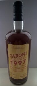Eine Flasche Caroni, abgefüllt von Spheric Spirits.