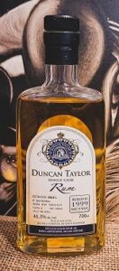 Eine Flasche Rum aus der Epris Distillery, abgefüllt von Duncan Taylor in Großbritannien.