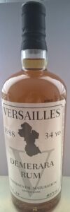 Eine Flasche Demerara Rum mit dem Namen Versailles, eine seit langer Zeit geschlossene Brennerei.