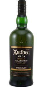 Eine Flasche Ardbeg An Oa (sprich An Oh). Wie für Ardbeg typisch in grünem Glas, das schwarze Etikett mit goldenen Akzenten.