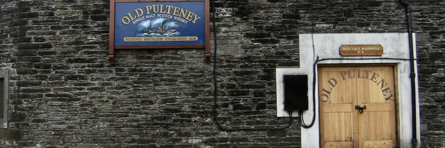 Eine Tür der Destillerie Old Pulteney