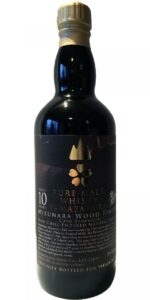 Eine Flasche Yamazakura, der Inhalt ist mindestens 10 Jahre alt und hat ein Finish in Mizunara-Holzfässern verpasst bekommen.