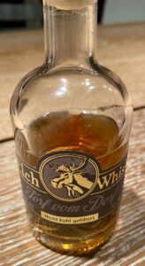 Eine Flasche Elch Whisky "Torf vom Dorf"