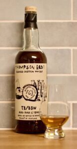 Eine Flasche Blended Scotch Whisky 06-year-old von Phil & Simon Thompson