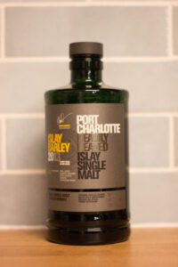 Eine Flasche Port Charlotte 2013 (Islay Barley 2022)