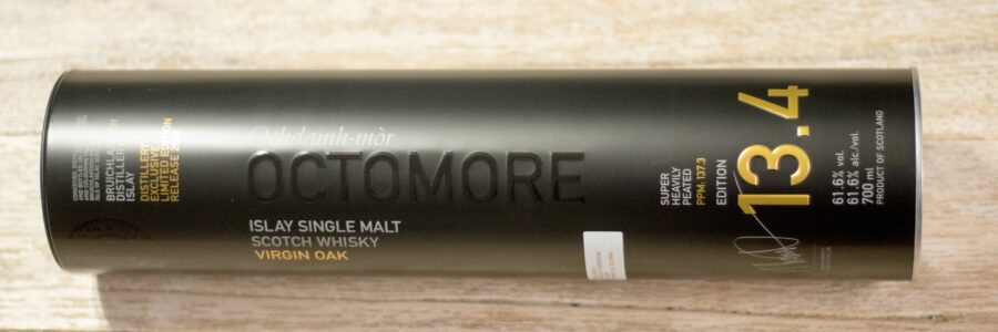 Die Dose zum Octomore 13.4 auf einem Holztisch