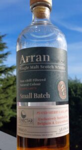 Flaschenbild des Arran Small Batch Peated Sherry Cask - eine recht schwere Flasche, das Label hält alle wichtigen Informationen auf Braille bereit