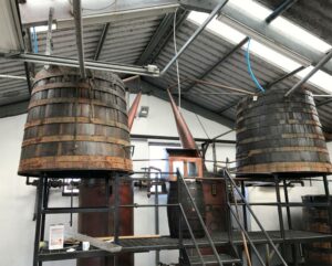 Ein Blick ins Stillhouse von Abhainn Dearg. Die beiden Pot Stills sind ungewöhnlich geformt, vergleichbar dem Spitzhut einer Hexe.