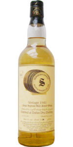 Eine standard liquor bottle gefüllt mit Dallas Dhu. Dafür verantwortlich: Das Wahnsinns-Fasslager von Signatory.